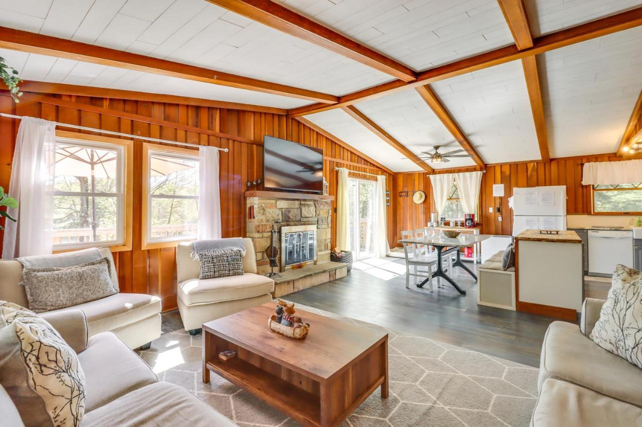 Lakefront Poconos Vacation Rental With Swim Dock! Long Pond Luaran gambar